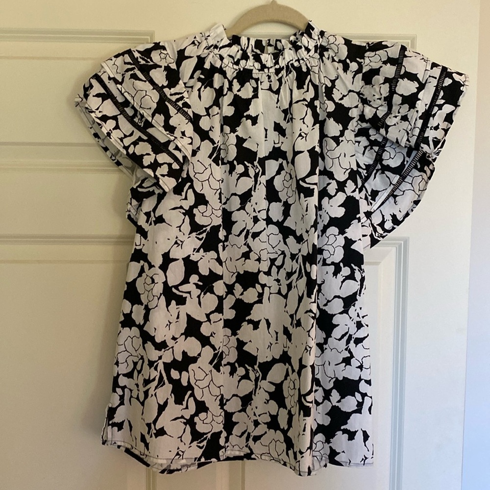 Oddy Black-and-white floral flutter sleeve blouse, size medium